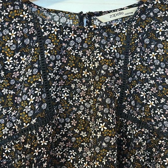 Plus size lovely floral blouse - Picture 3 of 3